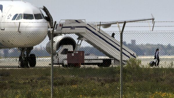 Chiếc máy bay của hãng EgyptAir bị chiếm giữ tại sân bay Larnaca - Sputnik Việt Nam
