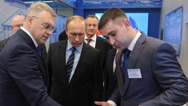Tổng giám đốc tập đoàn Almaz-Antey Yan Novikov và Tổng thống Nga Vladimir Putin - Sputnik Việt Nam