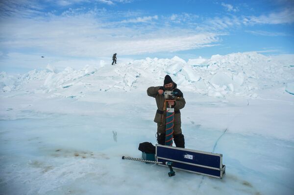 Các thành viên đoàn thám hiểm nghiên cứu tính chất băng Bắc Cực ở Biển Kara - Sputnik Việt Nam