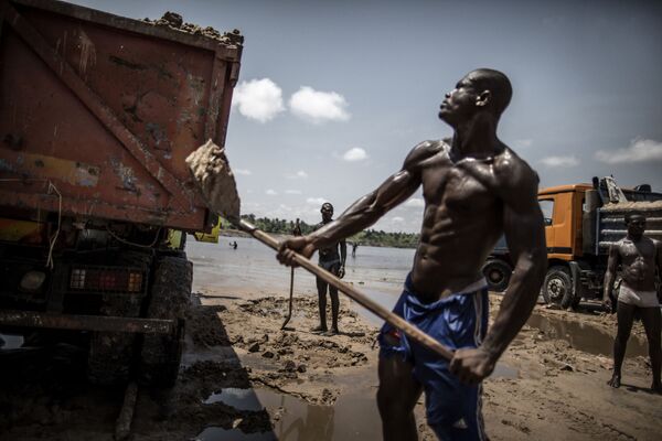 Chất cát lên xe ở bờ sông Congo khu vực Brazzaville - Sputnik Việt Nam