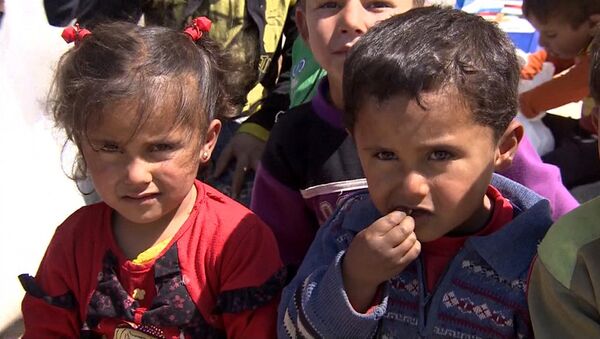 Cư dân và trẻ em Aleppo nhận gói cứu trợ nhân đạo từ binh sĩ Nga - Sputnik Việt Nam