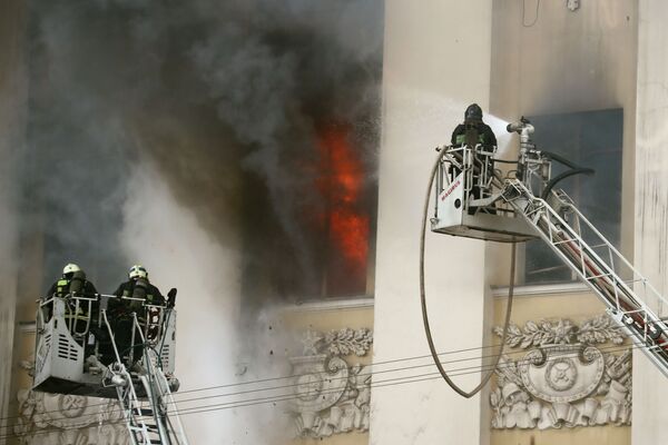 Đám cháy trong tòa nhà Bộ Quốc phòng tại Moskva. - Sputnik Việt Nam