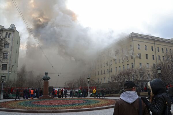 Đám cháy trong tòa nhà Bộ Quốc phòng tại Moskva. - Sputnik Việt Nam