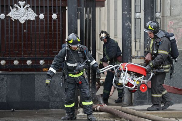 Các nhân viên cứu hỏa dập đám cháy trong tòa nhà Bộ Quốc phòng tại Moskva - Sputnik Việt Nam