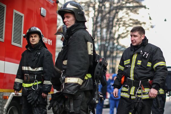 Các nhân viên cứu hỏa dập đám cháy trong tòa nhà Bộ Quốc phòng tại Moskva - Sputnik Việt Nam