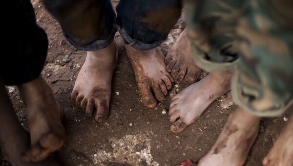 Trẻ em Syria đi chân đất trong trại tị nạn gần tỉnh Idlib, Syria - Sputnik Việt Nam