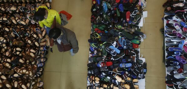 Khách hàng chọn giày thể thao trong chợ ở Hà Nội, Việt Nam - Sputnik Việt Nam