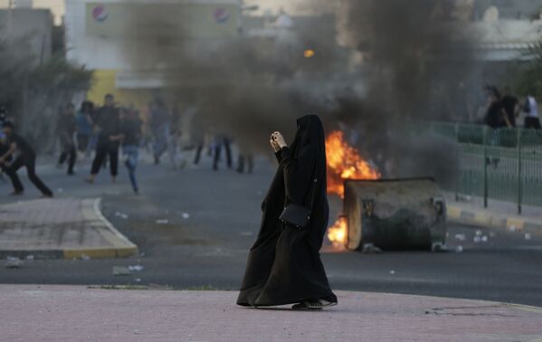 Người phụ nữ ghi hình hậu quả cuộc đụng độ giữa công lực và cư dân địa phương ở Bahrain - Sputnik Việt Nam