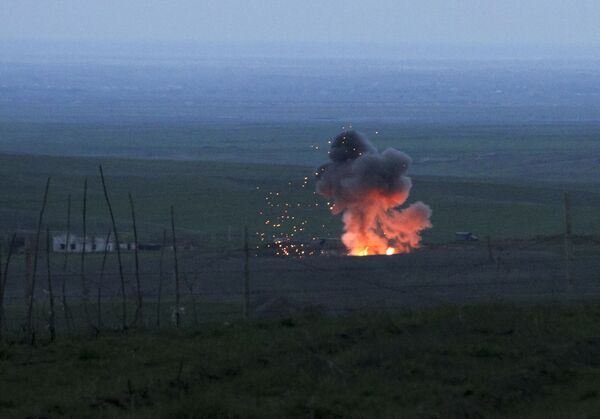 Những cột lửa và khói từ chiếc máy bay không người lái của Azerbaijan bị bắn rơi trong khu vực Nagorno-Karabakh - Sputnik Việt Nam