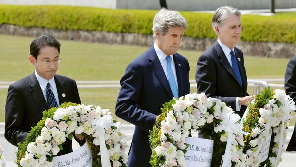 Ngoại trưởng Mỹ John Kerry, bộ trưởng ngoại giao  Nhật Bản Fumio Kishida và bộ trưởng ngoại giao Anh Philip Hammond tại Hiroshima - Sputnik Việt Nam