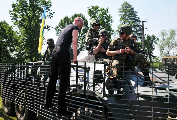 Thủ tướng Ukraina Arseniy Yatsenyuk giao lưu với lính Mỹ trong thời gian cuộc tập trận chung Fearless The Guardian - Sputnik Việt Nam