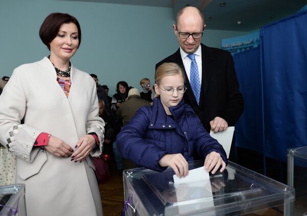 Thủ tướng Ukraina Arseniy Yatsenyuk cùng vợ Terezya và con gái Sophia bỏ phiếu trong cuộc bầu cử nghị viện Ukraina trước thời hạn - Sputnik Việt Nam