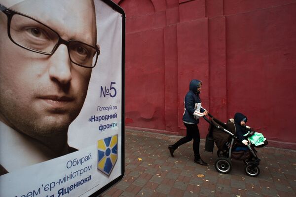 Biểu ngữ tuyên truyền với hình ảnh Thủ tướng Ukraina Arseniy Yatsenyuk trên một đường phố Kiev - Sputnik Việt Nam