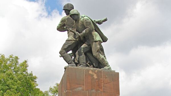Đài tưởng niệm chiến sĩ xô-viết tại Varsava - Sputnik Việt Nam