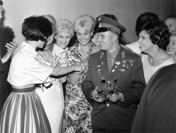 Nhà du hành vũ trụ Yuri Gagarin gặp các người mẫu Liên Xô ở London - Sputnik Việt Nam