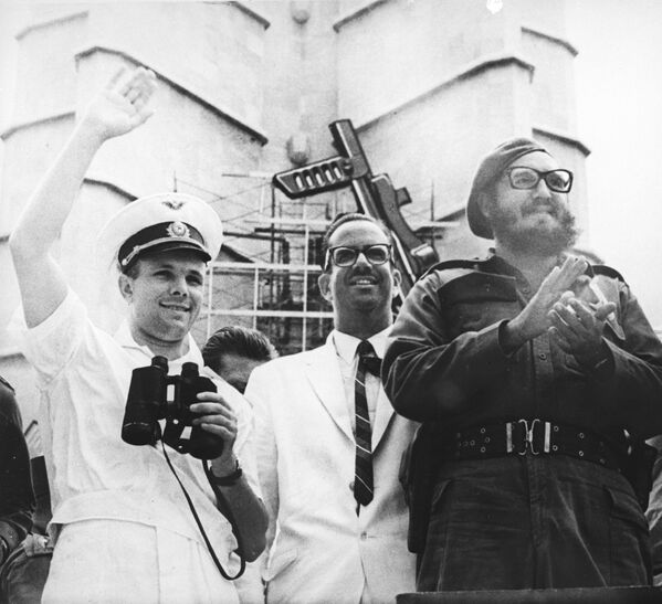 Nhà du hành vũ trụ Yuri Gagarin, Chủ tịch Cuba Osvaldo Dorticos và Thủ tướng Fidel Castro trong một ngày lễ ở Havana, Cuba. - Sputnik Việt Nam