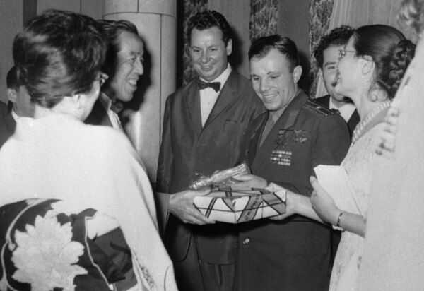 Ngày 1 tháng 6 năm 1962. Nhà du hành vũ trụ Liên Xô Yuri Gagarin và Đại sứ Liên Xô tại Nhật Bản Nikolai Fedorenko (người giữa ảnh) cùng với các bạn bè Nhật Bản. - Sputnik Việt Nam