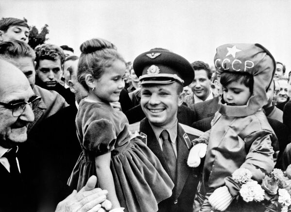 Ngày 18 tháng 9 năm 1963. Yuri Gagarin trong chuyến thăm Pháp. - Sputnik Việt Nam