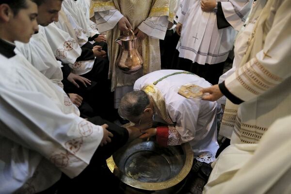 Đức Thượng Phụ Giêrusalem thực hiện nghi thức rửa chân cho 12 vị  linh mục ở Jerusalem - Sputnik Việt Nam