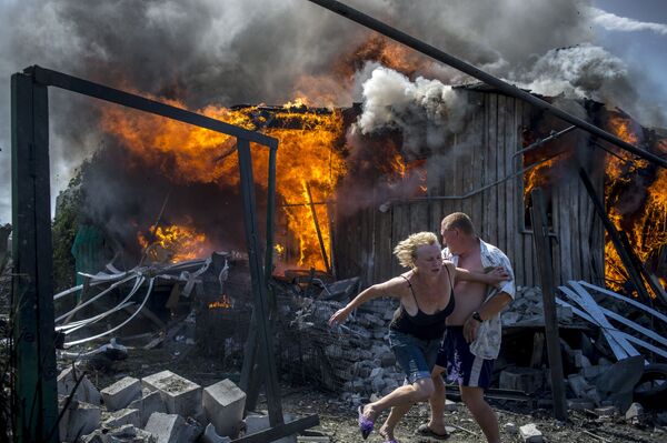 Cư dân địa phương được giải cứu khỏi đám cháy tại tỉnh Lugansk - Sputnik Việt Nam