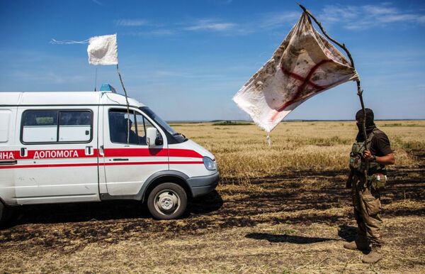 Quân nhân Ukraina cầm cờ trắng trong lúc chuyển lính tử vong trong lãnh thổ trung lập gần làng Dibrova thuộc tỉnh Donetsk - Sputnik Việt Nam