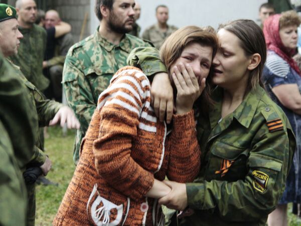 Dân quân Cộng hòa Nhân dân Lugansk và người thân trong đám tang chỉ huy tiểu đoàn Bóng ma Alexey Mozgovoi và đồng đội - Sputnik Việt Nam