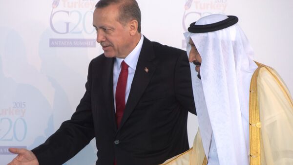 Tổng thống Thổ Nhĩ Kỳ R.T. Erdogan đón tiếp quốc vương Saudi Arabia Salman bin Abdul-Aziz Al Saud - Sputnik Việt Nam