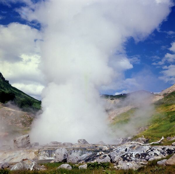 Mạch nước phun trào Velikan đang hoạt động trong thung lũng Geysers ở Kamchatka - Sputnik Việt Nam