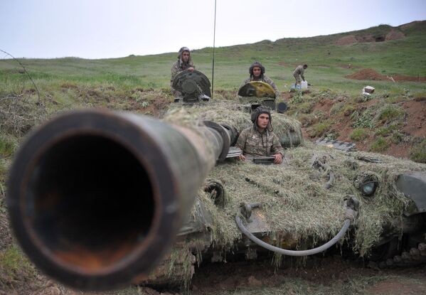 Binh sĩ lực lượng quốc phòng Nagornyi Karabakh trên tuyến đầu - Sputnik Việt Nam