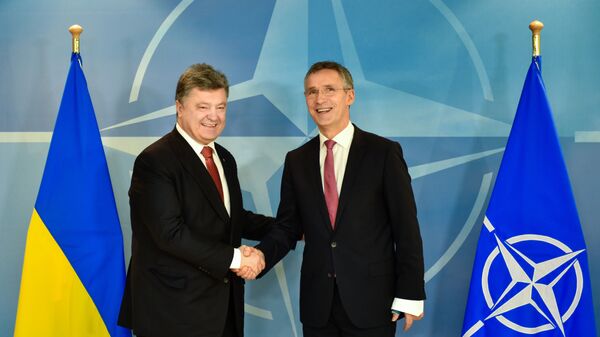Tổng thống Ukraina Pyotr Poroshenko và Tổng thư ký NATO Jens Stoltenberg - Sputnik Việt Nam