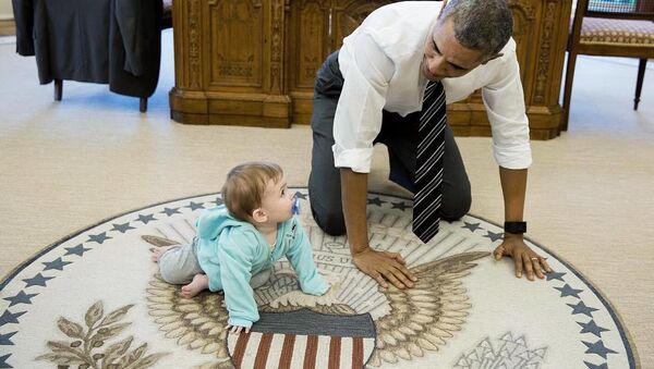 Ông Obama bò lê trên sàn cùng bé gái - Sputnik Việt Nam