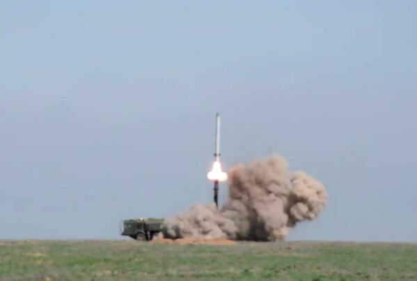 Iskander-M phóng tên lửa tại trường bắn ở tỉnh Astrakhan - Sputnik Việt Nam