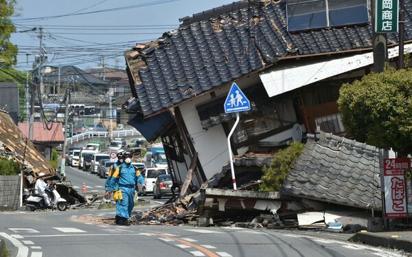 Nhân viên cứu hộ Nhật Bản tìm kiếm người sống sót sau trận động đất ở Kumamoto - Sputnik Việt Nam