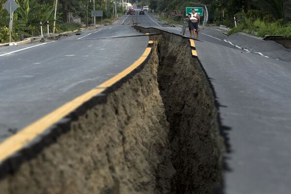 Đường nứt làm đôi do động đất ở Ecuador - Sputnik Việt Nam