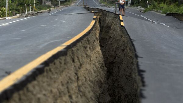 Đường vỡ làm đôi do động đất ở Ecuador - Sputnik Việt Nam