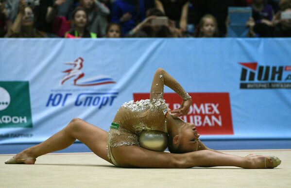 Cô gái Alexandra Soldatova thực hiện tiết mục với quả bóng tại cuộc thi thể dục nhịp điệu vô địch Nga ở Sochi - Sputnik Việt Nam