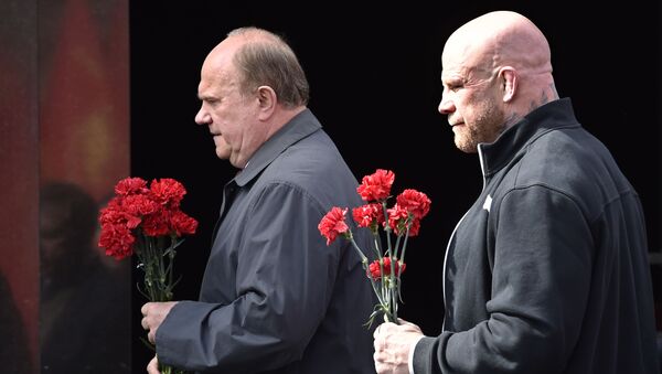 Lãnh đạo Đảng Cộng sản Gennady Zyuganov và võ sỹ Mỹ Jeff Monson trước lễ đặt hoa trước Lăng Lenin - Sputnik Việt Nam