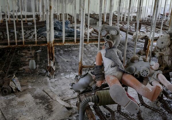 Búp bê đeo mặt nạ khí trong trường mẫu giáo bị bỏ hoang sau vụ tai nạn nhà máy điện hạt nhân Chernobyl - Sputnik Việt Nam