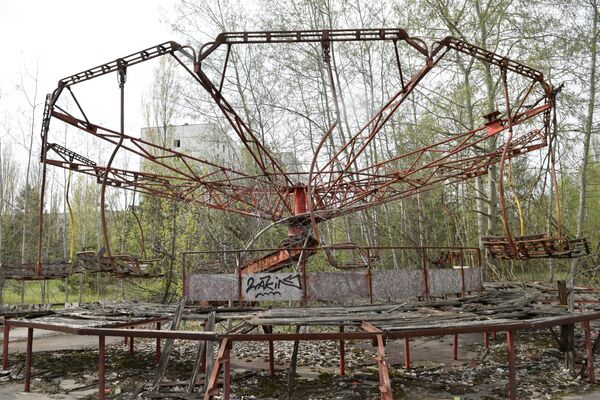 Công viên giải trí trong khu vực bị bỏ hoang sau vụ tai nạn nhà máy điện hạt nhân Chernobyl. - Sputnik Việt Nam