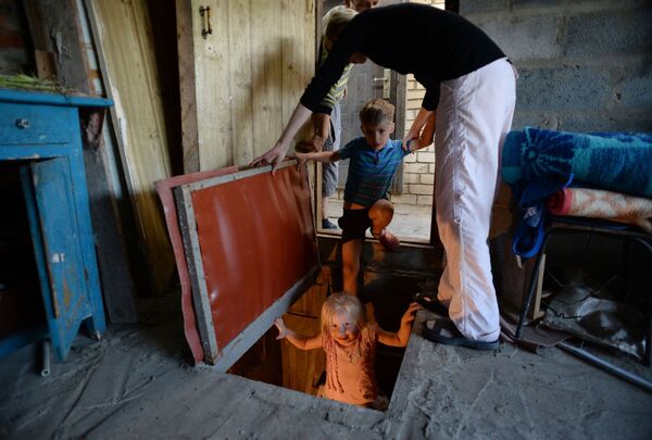 Một gia đình xuống hầm tránh bom trong ngôi nhà ở Kramatorsk, tỉnh Donetsk. - Sputnik Việt Nam