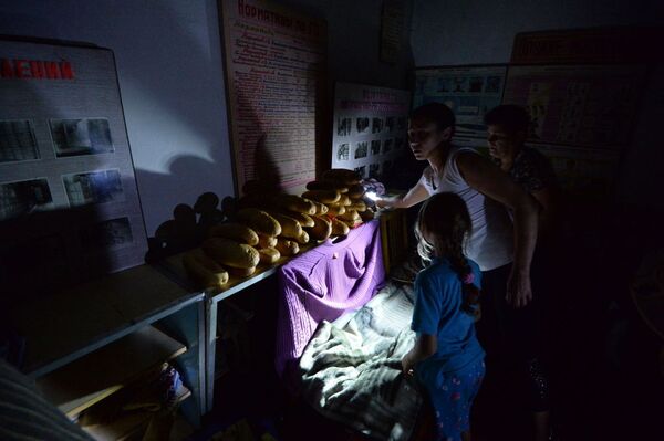 Trẻ em trong hầm tránh bom ở Gorlovka - Sputnik Việt Nam