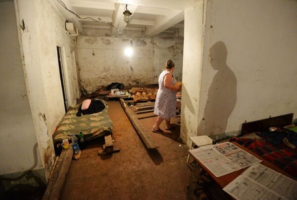 Người dân Gorlovka tránh pháo kích của quân đội Ukraina trong tầng hầm một chung cư - Sputnik Việt Nam