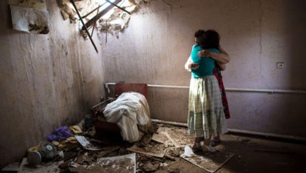 Hai phụ nữ trong ngôi nhà bị quân đội Ucraine - Sputnik Việt Nam