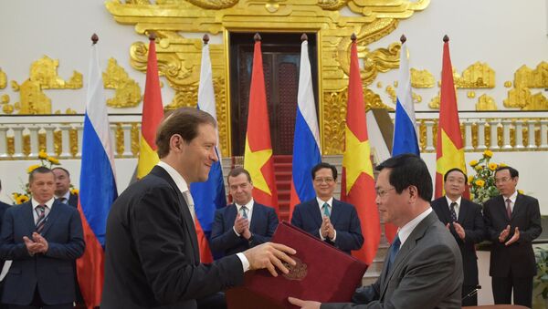 Bộ trưởng Công nghiệp và Thương mại Nga Denis Manturov trong chuyến thăm Việt Nam - Sputnik Việt Nam