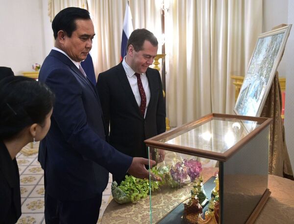 Thủ tướng Dmitry Medvedev  và Thủ tướng Thái Lan Prayut Chan-Ocha trao đổi quà tặng trong cuộc gặp tại tòa nhà chính phủ - Sputnik Việt Nam