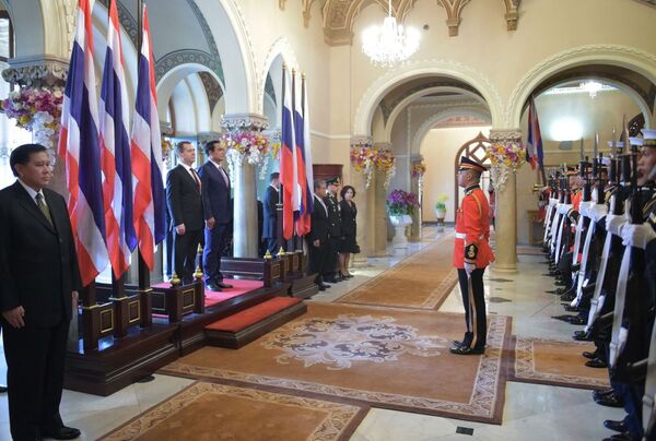 Thủ tướng Medvedev tại nghi lễ tiếp đón chính thức ở Bangkok - Sputnik Việt Nam