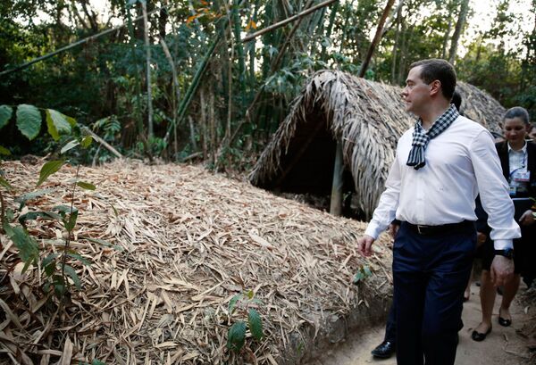 Thủ tướng Medvedev trong chuyến thăm di tích lịch sử Địa đạo Củ Chi - Sputnik Việt Nam