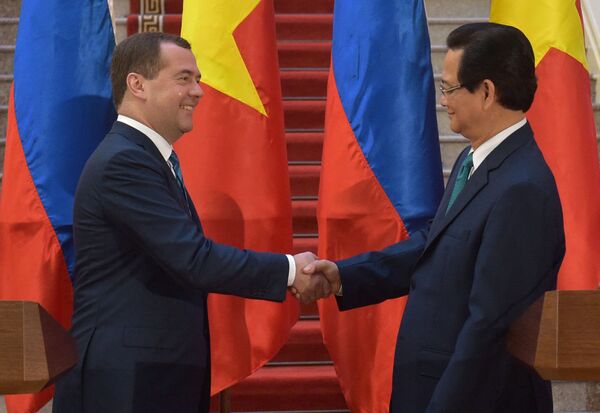 Thủ tướng Dmitry Medvedev và Thủ tướng Nguyễn Tấn Dũng sau cuộc hội đàm tại Hà Nội. - Sputnik Việt Nam