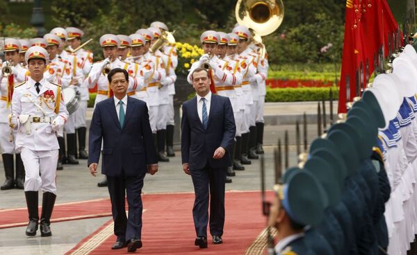 Thủ tướng Medvedev cùng Thủ tướng Nguyễn Tấn Dũng duyệt đội danh dự tại Hà Nội - Sputnik Việt Nam