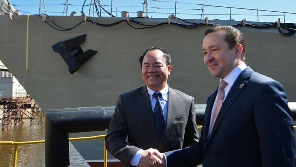 Phó Tư lệnh kiêm Tham mưu trưởng Quân chủng Hải quân Phạm Ngọc Minh và Thủ tướng Cộng hòa Tatarstan Ildar Halikov - Sputnik Việt Nam